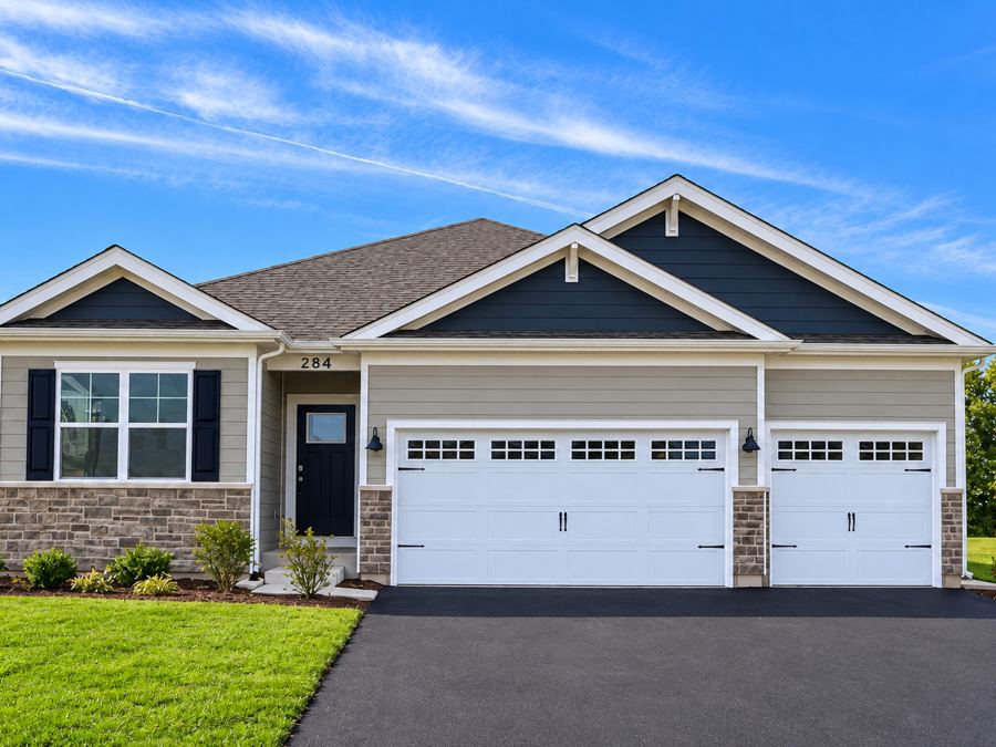 Fachada de 284 Snowdrop Ln, ranch nuevo Fairfield de D.R. Horton con piedra y garaje para 3 carros en West Point Gardens, Elgin, IL